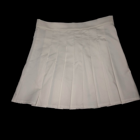🤍🤍Romwe white pleated skirt🤍🤍 - Picture 2 of 2